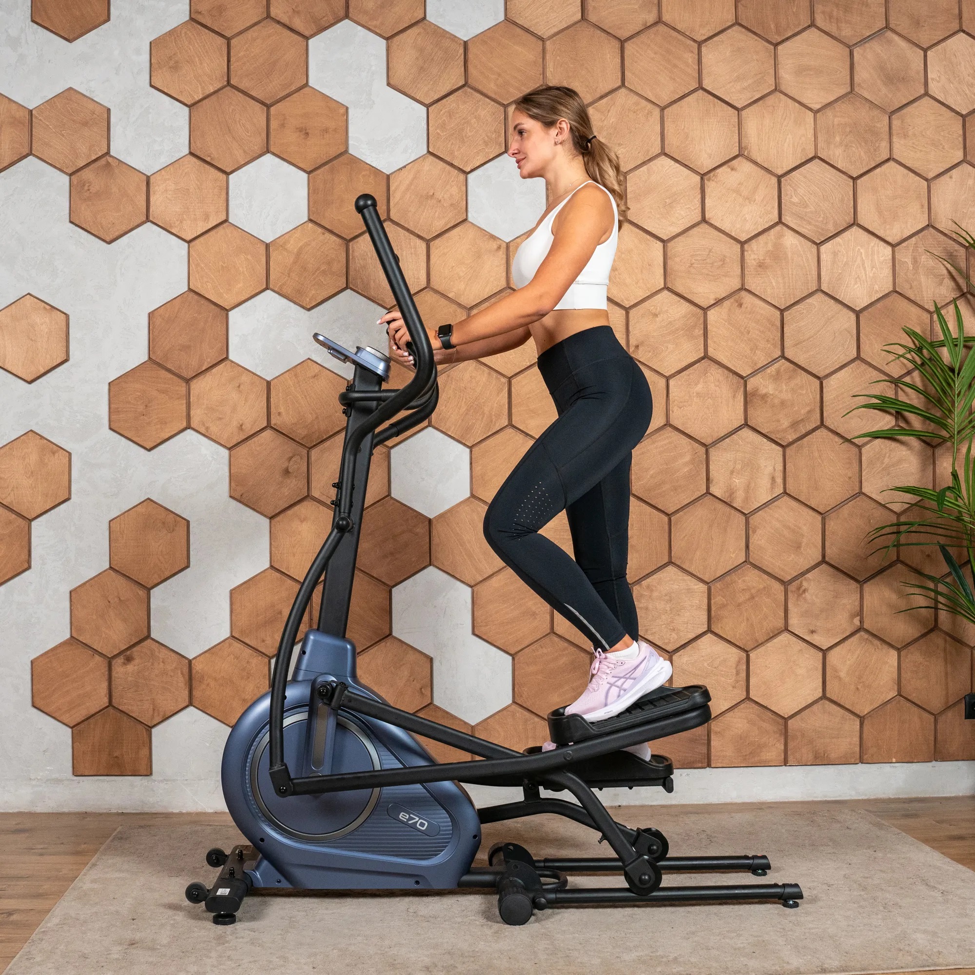 Эллиптический тренажер CARBON FITNESS E70